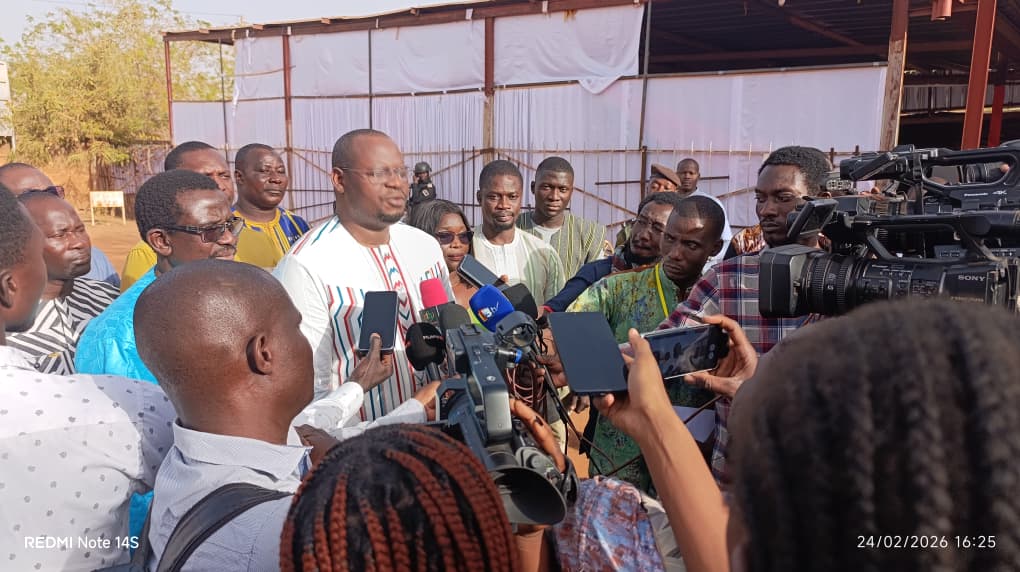 Ministre prononçant un discours sur le civisme à l’école Gabriel Taborin entouré d’élèves.